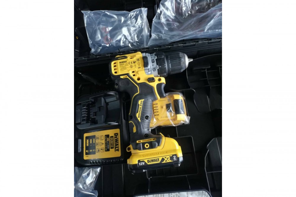 Шуруповерт аккумуляторный DEWALT (DCD 777 S2T ; 2 АКБ; 65 Hм)